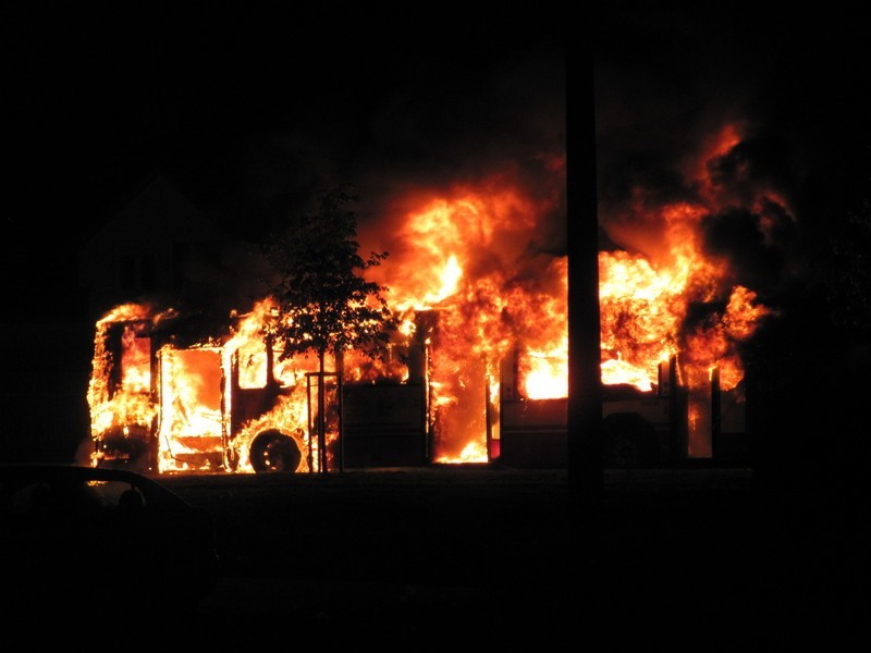 Autobus linii nr 17 spłonął w alei Witosa w Opolu. Zdjęcie...