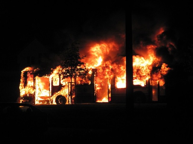 Autobus linii nr 17 spłonął w alei Witosa w Opolu. Zdjęcie wysłał do nas internauta na nto24