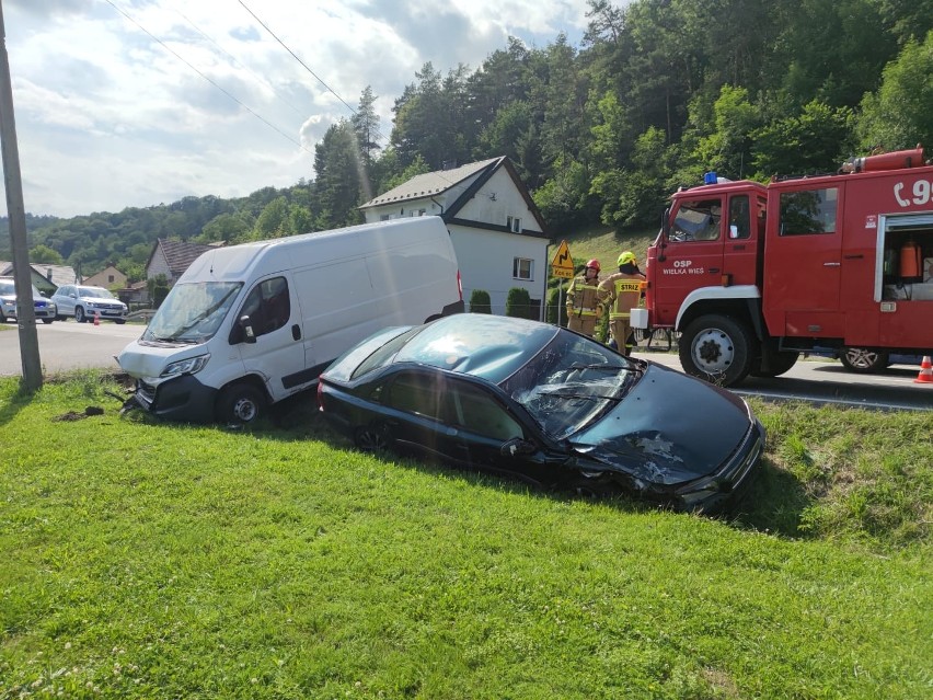 Wypadek pod Tarnowem. Na drodze wojewódzkiej nr 975 w Wielkiej Wsi samochód osobowy zderzył się z dostawczakiem [ZDJĘCIA]