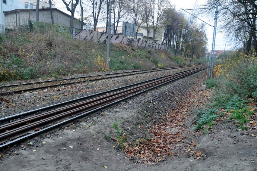 Nie będzie kładki, ani szlabanów. Mieszkańcy będą ryzykować życie na torach!