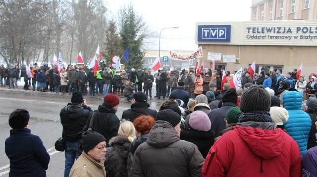 Styczniowa demonstracja KOD w Białymstoku. Przed siedzibą TVP Białystok pojawiły się osoby w różnym wieku. Na transoparentach widniały hasła: "Jarosław Polskę zostaw", czy "Wolne media gwarancję demokracji".