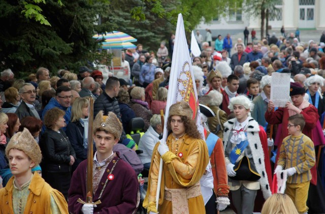 Widowiskiem plenerowym z okazji rocznicy uchwalenia Konstytucji 3 Maja zakończyła się wczoraj w Inowrocławiu majówka 2017. Przez Solanki przemaszerowały postaci z epoki.Pod muszlą koncertową tworzono żywy obraz w oparciu o działo Jana Matejki zatytułowane „Konstytucja 3 Maja”. Były pokazy walki i wspólne śpiewanie piosenek i pieśni patriotycznych. (FI)