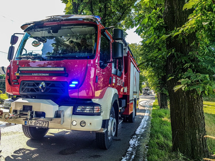 Pożar samochodu w Sance gasiły cztery jednostki strażackie. Pojazd dostawczy spłonął doszczętnie