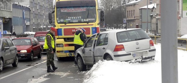 Tir uderzył w golfa na ulicy Garncarskiej w Słupsku.