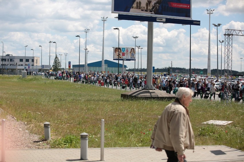 Ewakuacja pasażerów z gdańskiego lotniska. Znaleziono podejrzany pakunek? [ZDJĘCIA]