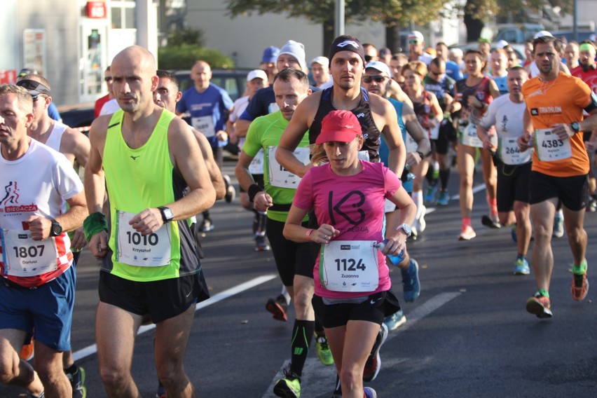 Zdjęcia z maratonu w Poznaniu 2018 - biegacze na pierwszym...