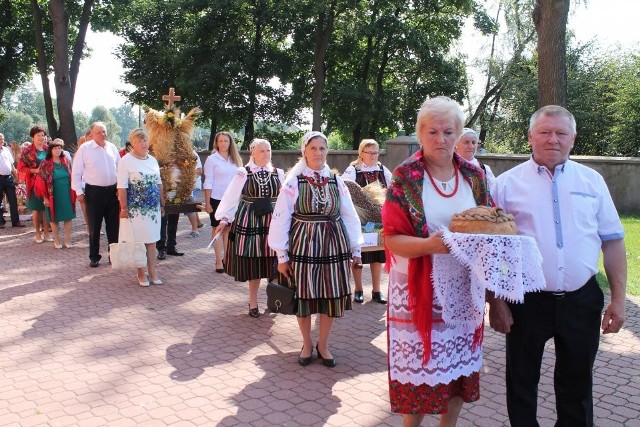 Mieszkańcy gminy Odrzywół dziękowali na dożynkach w niedzielę za tegoroczne plony.