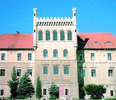 Pałac Myszkowskich jest siedzibą szkoły od 1945 roku