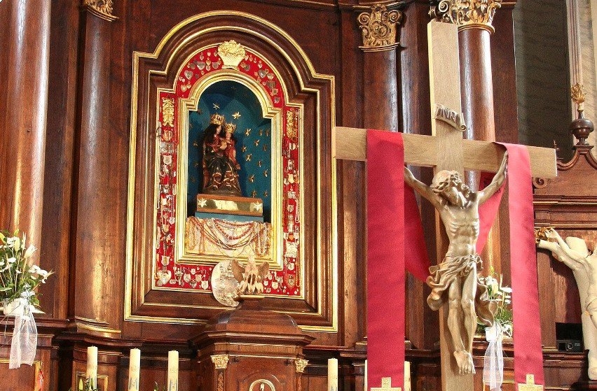 Dumą parafii w Rywałdzie jest gotycka figura Matki Bożej z...