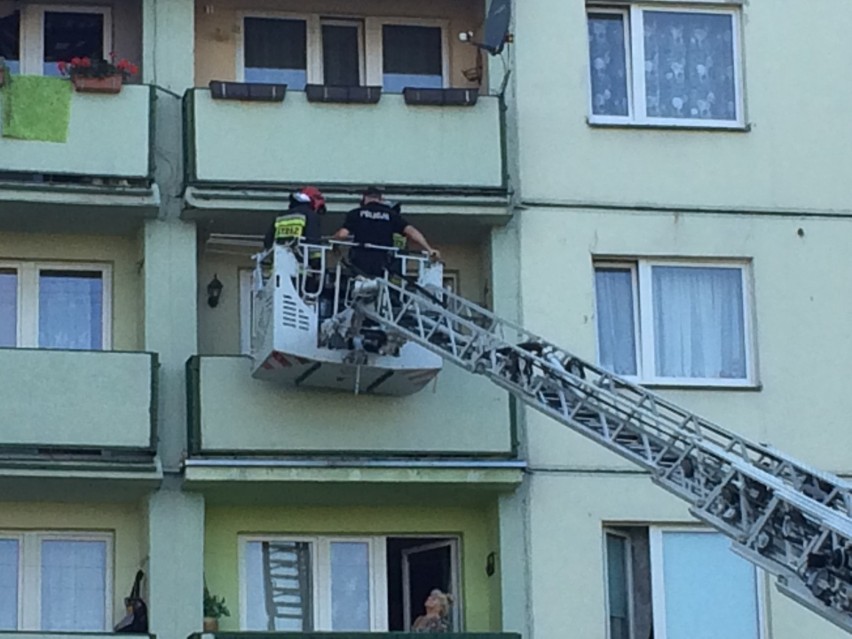 Strażacy wraz z policją weszli przez balkon do mieszkania przy ul. Zielonogórskiej w Sosnowcu