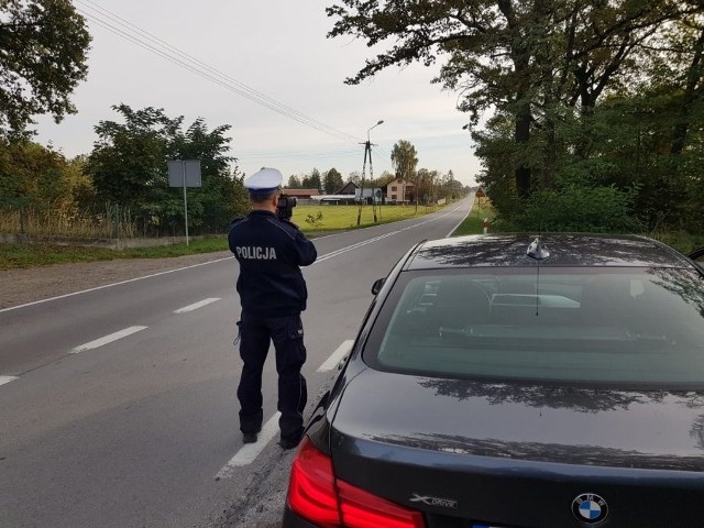 Tylko w ostatnim tygodniu policjanci tarnowskiej drogówki zatrzymali 60 uprawnień kierowcom, którzy w terenie zabudowanym przekroczyli dopuszczalną prędkość powyżej 50 km/h. Tarnowscy policjanci zwracają uwagę na zbyt szybką jazdę kierowców w Tarnowie i powiecie tarnowskim. Nie ma żadnej taryfy ulgowej dla tych, którzy przepisy ruchu drogowego łamią i nie stosują się do wskazanych znakami drogowymi i przepisami ograniczeń prędkości.Fot. Policja