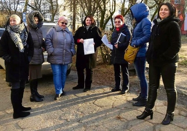 Połowa lokatorów posesji nr 26 i 28 ma okna tylko na skwer. Będą mieli pod nimi miejsca parkingowe.  Mieszkańcy bloków stojących szczytem do skweru chcą miejsc parkingowych.