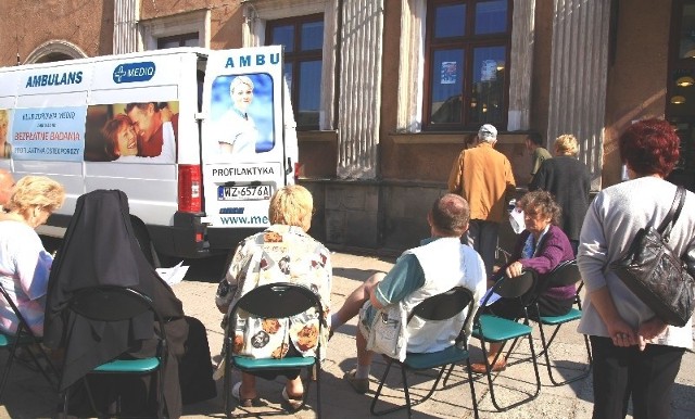 Wczoraj w Jarosławiu przed ambulansem ustawiła się długa kolejka.