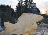 Karp - gigant z... piaskowca, najnowsza rzeźba Dawida Szlufika z Suchedniowa pojechała do Poznania