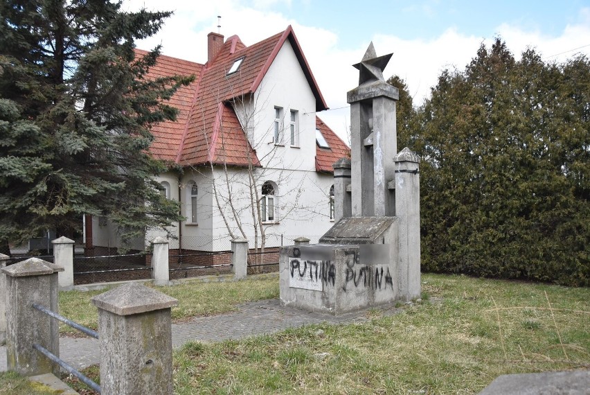 Pomnik z radziecką gwiazdą w Malborku zdewastowany. Wulgarne napisy dotyczące Putina
