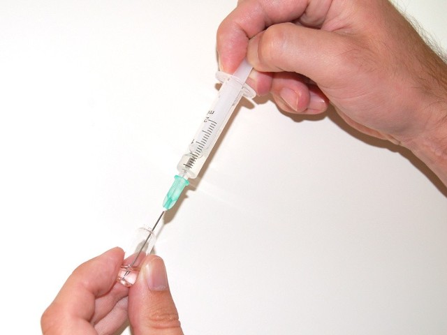 Urząd Miejski w Czarnej właśnie ogłosił przetarg na szczepienia dwunastolatek