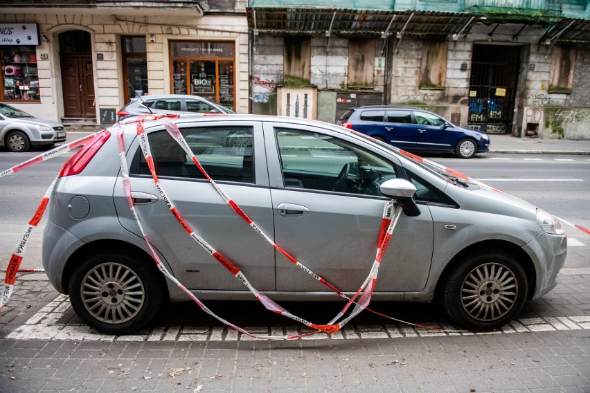 ZDM przypomina o zakazie parkowania po obu stronach ulicy...