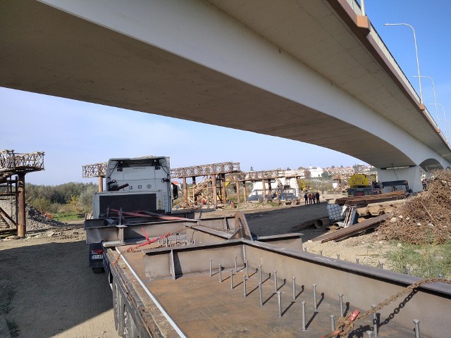 Pierwsze elementy nowej konstrukcji mostu w Sandomierzu zostały przetransportowane z wytwórni na plac budowy.