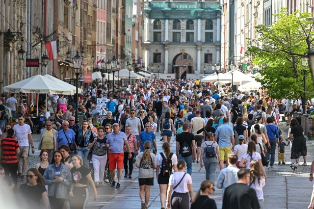 Piknik europejski, a także piękna pogoda, przyciągnęły wczoraj i dziś do centrum Gdańska tysiące mieszkańców i turystów.