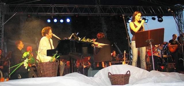 Na estradzie pod tężniami Grzegorz Turnau i Dorota Miśkiewicz. Zdjęcie z 2006 roku.