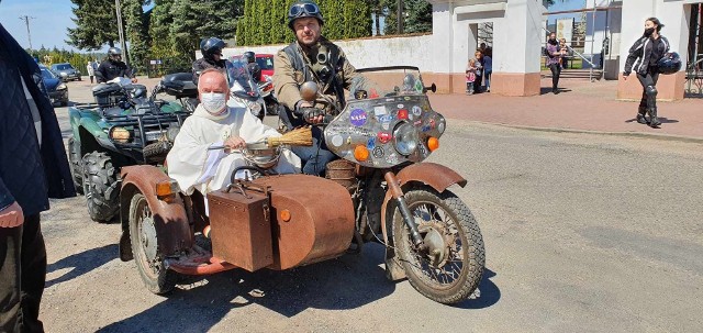 Ksiądz z Parafii świętej Trójcy w Belsku Dużym podjechał na parking zabytkowym motocyklem.