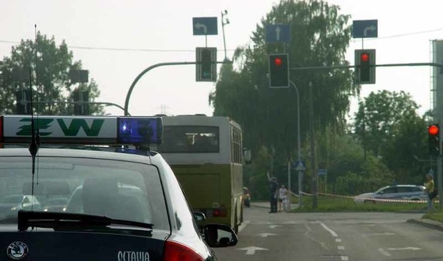 Przez Bialystok przejechala kolumna pojazdów uczestników mszy poświeconej ks. Popieluszce. Byli pilotowani przez policje.