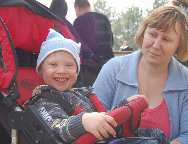 Mimo wielu ciężkich chorób Michałek Łassa jest pogodnym dzieckiem. Na zdjęciu z mamą Marią.
