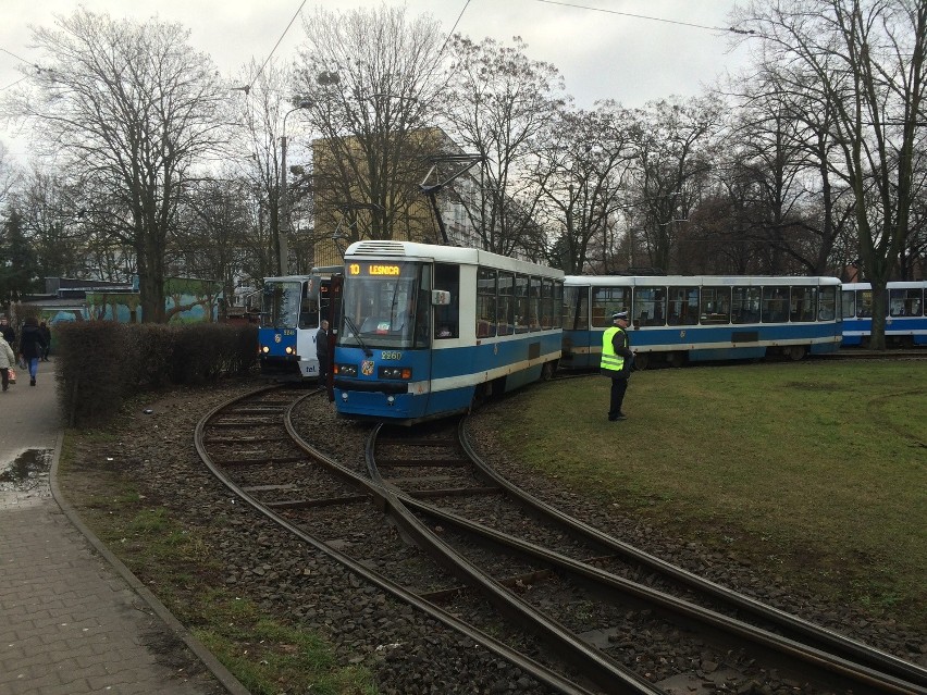 Wykolejenie tramwaju linii 4. Wprowadzono autobus zastępczy