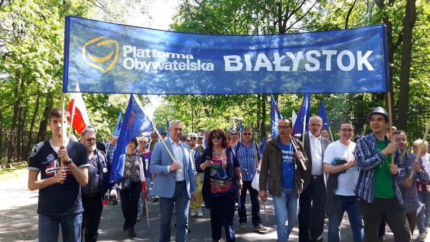 Błękitny Marsz w Warszawie. Podlaskie PO manifestuje z KOD (zdjęcia, wideo)