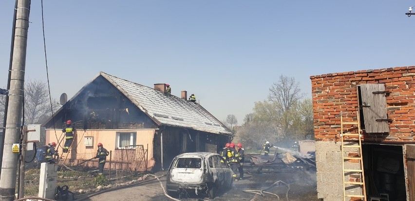 Pożar w Dąbrówce Tczewskiej oraz Turzu 23.04.2019. Spłonęła stodoła, 2 auta i dach domu [ZDJĘCIA]