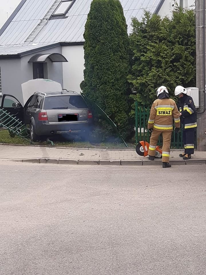 Pojazd wjechał w ogrodzenie posesji, a następnie skosił...