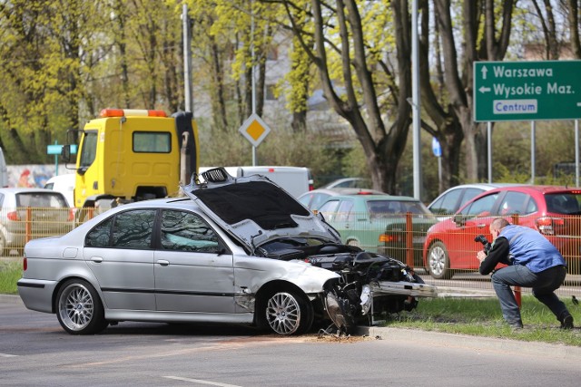 Wypadek BMW na ulicy Zwierzynieckiej w Białymstoku. Kierowca był pod wpływem narkotyków