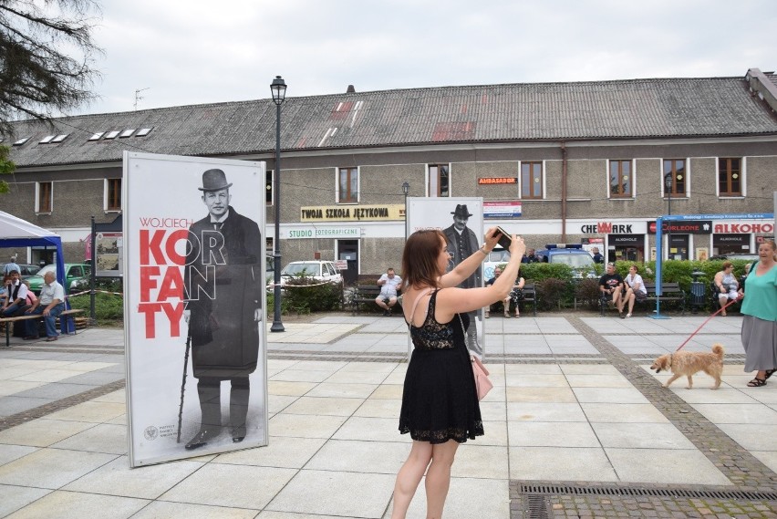 Rynek w Krzeszowicach z "Ojcami Niepodległości". Edukacja na biało-czerwonym szlaku