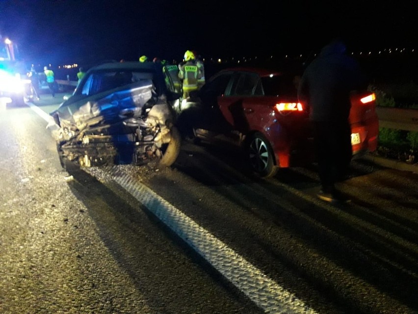 Wypadek na autostradzie A1 na wyskości Stanisławia niedaleko Tczewa 11.10.2020 Zderzyły się cztery auta