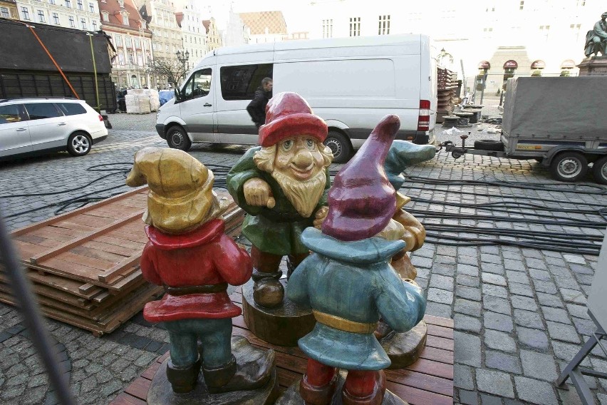 Wrocław: Na Rynku powstaje świąteczny jarmark (ZDJĘCIA) 