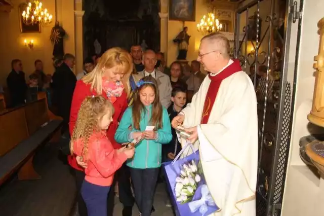 Po uroczystej mszy jubileuszowej ksiądz Andrzej Hanich przyjmował gratulacje i rozdawał pamiątkowe obrazki.