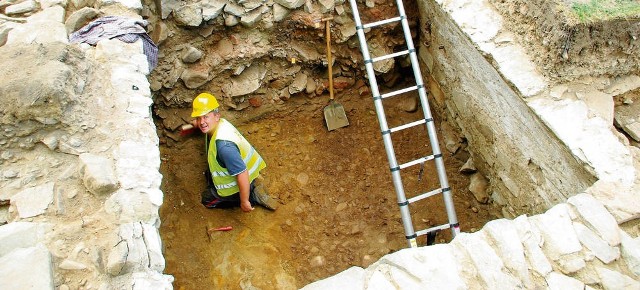 Oprócz murów archeolodzy odkopują przedmioty codziennego użytku, jak monety czy zabawki