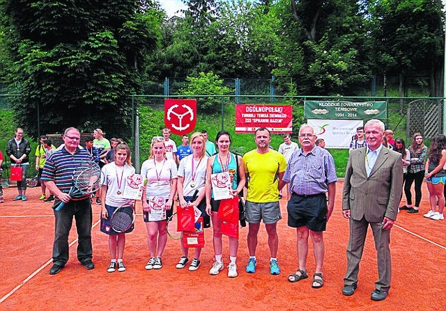 Wiktoria Berkieta (druga od lewej) oraz Kamila Grzebińska (czwarta od lewej) podczas mistrzostw Polski w Kłodzku.