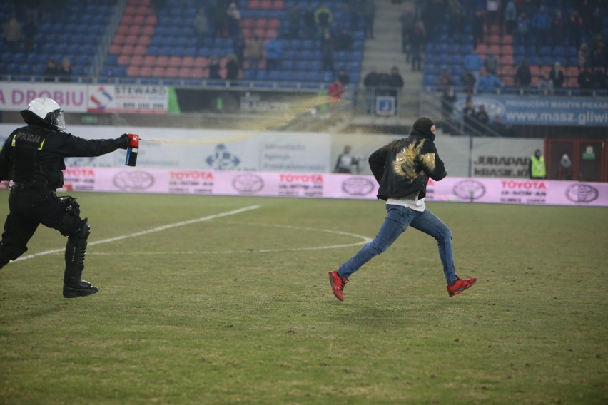 Derby Śląska przerwane, potem zakończone. Kibice Górnika...