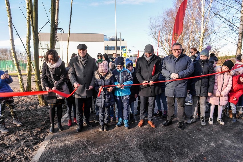 W środę 18.12.2019 r. oddano do użytku chodnika i ścieżkę...