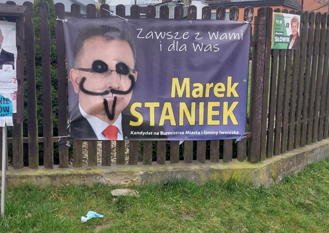 Zniszczone plakaty wyborcze starającego się o reelekcję kandydata na burmistrza Iwanisk.
