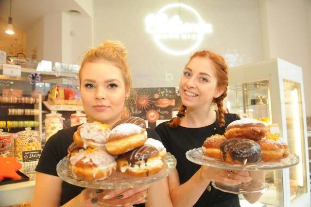 Cukiernia Wadowice, ul. Studencka 1 oraz KordylewskiegoJak co roku w tłusty czwartek Cukiernia Wadowice zmienia się w manufakturę wyrabiającą pączki, powstające na bazie naturalnych składników. Formowane ręcznie z nadzieniem z domowej konfitury owocowej lub różanej. Na górze lukier, cukier puder lub naturalna czekolada przywołują niezapomniany smak z dzieciństwa.Firma działa od 1999 roku i najbardziej znana jest z Wadowickich Kremówek Papieskich, które niezmiennie przyciągają do kawiarni smakoszy z całej Polski. Ręcznie robione ciasta,ciastka, torty, desery oraz lody i sorbety powstają w oparciu o własne autorskie, tradycyjne receptury i sprawdzone technologie. Pracownicy firmy stale poszukują nowych rozwiązań, uczą się i poszerzają asortyment tak aby zaoferować klientowi nowe oraz ciekawe kompozycje smakowe. Dziś najważniejsze będą jednak pączki z marmoladą, różą oraz bitą śmietaną i kremem. Pączki i słodkości można nabywać w trzech punktach: przy ul. Studenckiej 1, Grodzkiej 28 i przy ul. Kordylewskiego. Oprócz różnych ciast (samych serników w ofercie jest 6 rodzajów), lodów i deserów można tu także zamówić torty okolicznościowe, również fototort z własnym zdjęciem. O wszystkich nowościach inwormacje dostępne sąna stronie: www.cukierniawadowice.pl