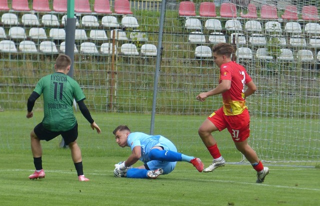 Korona II Kielce - Łysica Bodzentyn 1:0 (1:0)Bramka: Zvonimir Petrović 13.Korona II: Zapytowski - Zwoźny, Kiercz, Seweryś, Lisowski - Sewerzyński, Petrović (61’ Bojańczyk), Nojszewski (46’ Rybus), Jopkiewicz (46’ Strzeboński), Górski (46’ Majewski) - Bortniczuk (61’ Smolarczyk).Łysica: Wróblewski - Cholewiński (60. M. Bednarski), Jagieła, Wasilewski, Drożdżał - Niedbała (68. Zapała), Mokrosnop, Święcki (25. Lasak), Płatek (81. Dziedzic), Smoliński - Gadowski.Żółta kartka: Bednarski, Drożdżał (Łysica).Czerwona kartka: Zwoźny (Korona, 85 minuta, za dwie żółte).Galeria zdjęć z meczu na kolejnych slajdach>>>(dor)