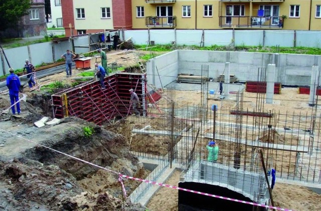 W tym miejscu jeszcze kilka lat temu stały stare magazyny ełckiej Sklejki. Najpóźniej za trzy lata na tych fundamentach wyrośnie drugi budynek najstarszej ełckiej uczelni.