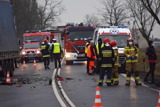 Śmiertelny wypadek na DK15 w Czeluścinie. Zginęły dwie osoby, droga jest zablokowana.
