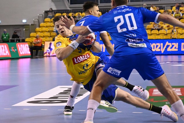 Piłkarze ręczni Łomża Vive Kielce w niedzielę wygrali mecz PGNiG Superligi z MMTS Kwidzyn 41:29. Do gry po kontuzjach wrócili Władysław Kulesz oraz Michał Olejniczak i były to udane powroty. Pod kolejnymi zdjęciami >>>>> oceniliśmy zawodników mistrza Polski w skali 1-10.Zobacz kolejne zdjęcia. Przesuwaj zdjęcia w prawo - naciśnij strzałkę lub przycisk NASTĘPNE GDZIE SĄ CHŁOPCY Z TAMTYCH LAT, CZYLI CO DZIŚ ROBIĄ BYŁE GWIAZDY VIVE KIELCE [ZDJĘCIA] [B]POLECAMY RÓWNIEŻ:[/B][tabela][tr][td sz=300]IGOR KARACIĆ SIĘ ZARĘCZYŁ. ZOBACZ JEGO PIĘKNĄ WYBRANKĘ[/td][td sz=300]PIĘKNOŚĆ Z UKRAINY. ZOBACZ PARTNERKĘ ARTIOMA KARALIOKA[/td][/tr][td]BYŁY ZAWODNIK VIVE KIELCE JEST CZOŁOWYM POKERZYSTĄ ŚWIATA. WYGRYWA MILIONY DOLARÓW