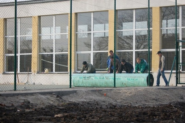 Od września przy Zespole Szkół nr 1 w Kcyni trwa budowa  kompleksu boisk sportowych w ramach programu "Moje boisko 2012&#8221;. Jak widać na zdjęciu - pracy jest jeszcze sporo.