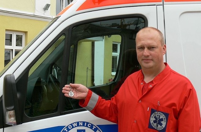 Adam Zieliński, kierowca ambulansu, nie rozstaje się z medalikiem świętego Krzysztofa.