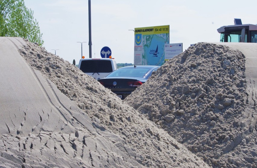 Tarnobrzeg. 4 tysiące ton świeżego piasku na plaże Jeziora Tarnobrzeskiego (ZDJĘCIA) 