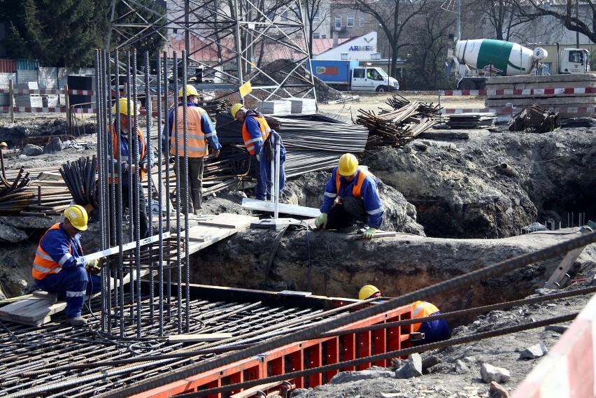 Ruszyły prace przy zbrojeniu dla wiaduktu, po którym nowa...